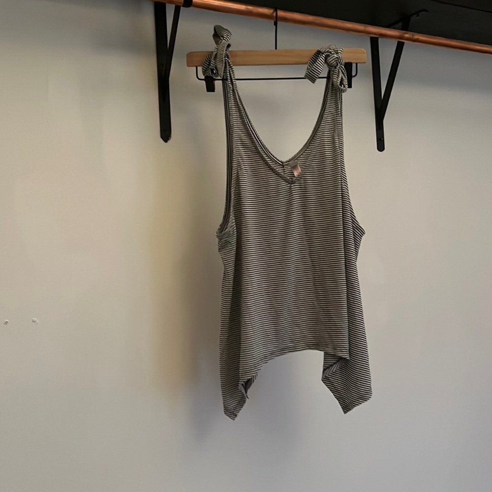 Xhilaration black and white tank top